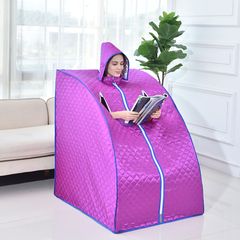 Mobile Sauna: Junge Frau sitzt in einer mobilen Saunakabine