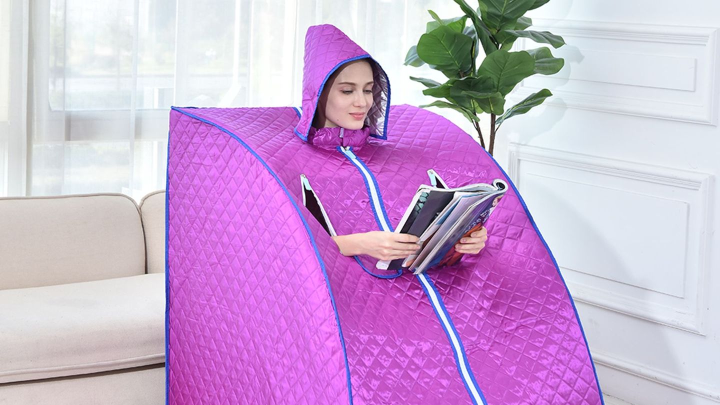 Mobile Sauna: Junge Frau sitzt in einer mobilen Saunakabine