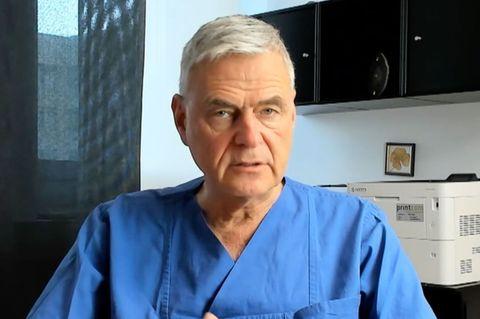 Prof. Dr. Uwe Janssens sitzt in seinem Büro.