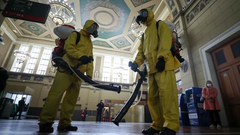 Ein Desinfektionsteam am Kiewer Bahnhof in Moskau