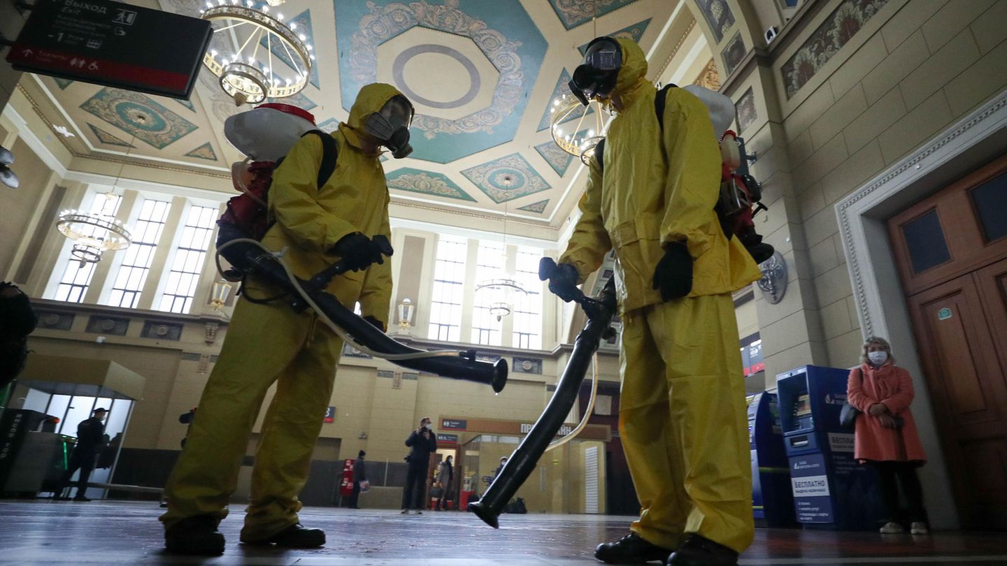 Vierte Welle Russland Ein Desinfektionsteam am Kiewer Bahnhof in Moskau