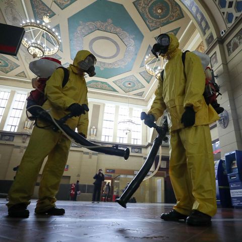 Ein Desinfektionsteam am Kiewer Bahnhof in Moskau
