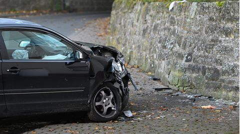 Hessen, Witzenhausen: Ein schwarzer VW Polo steht nach einem Unfall vor einer Kindertagesstätte im Ortsteil Gertenbach