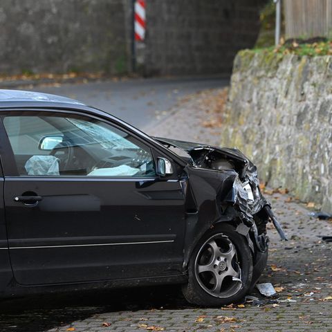 Hessen, Witzenhausen: Ein schwarzer VW Polo steht nach einem Unfall vor einer Kindertagesstätte im Ortsteil Gertenbach