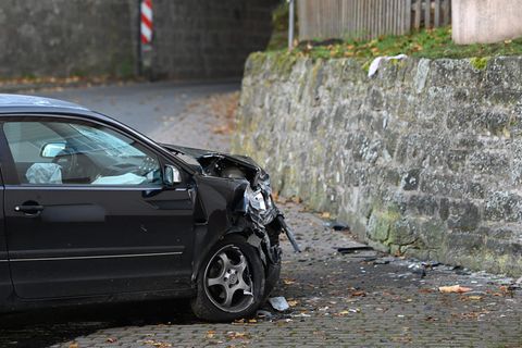 Hessen, Witzenhausen: Ein schwarzer VW Polo steht nach einem Unfall vor einer Kindertagesstätte im Ortsteil Gertenbach