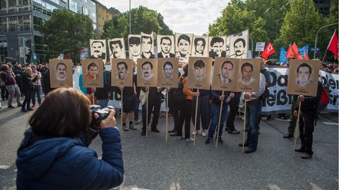 Am Tag des Urteils am 11.07.2018 halten Demonstranten Portraits der Ermordeten vor dem Gericht in München