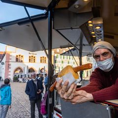 Freiburger Rathausmarkt mit Wurstverkäufer