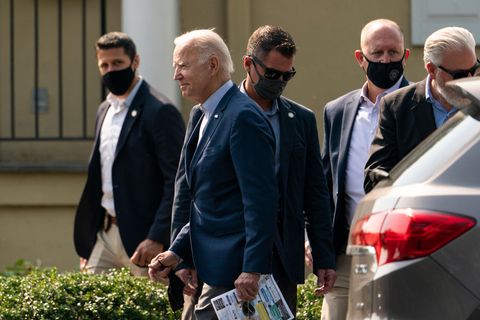 Joe Biden umgeben von Secret Service Agenten