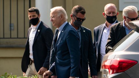 Joe Biden umgeben von Secret Service Agenten