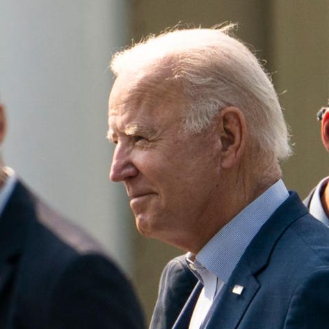 Joe Biden umgeben von Secret Service Agenten