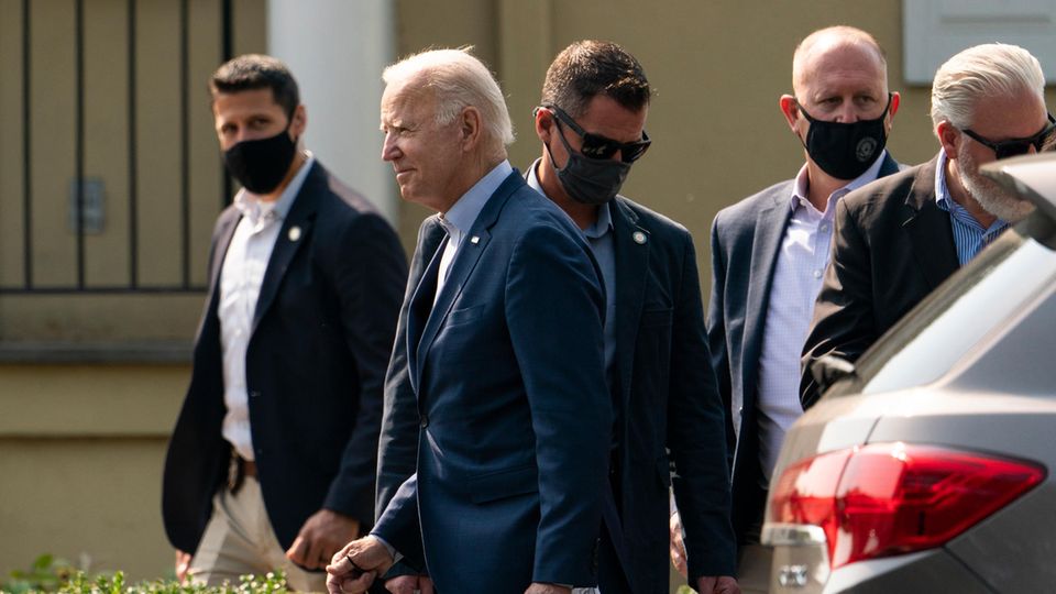 Joe Biden umgeben von Secret Service Agenten