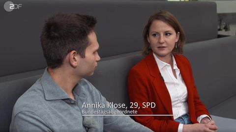 Fabian Köster von der "heute show" besucht Annika Klose, die erstmal im Bundestag sitzt