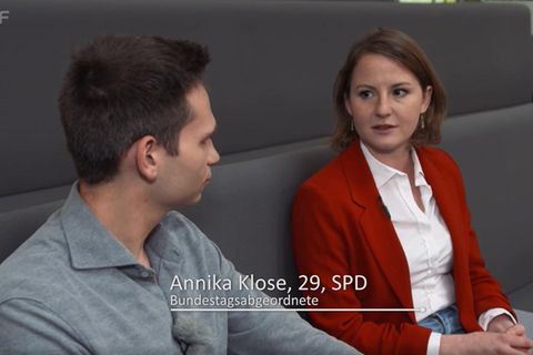 Fabian Köster von der "heute show" besucht Annika Klose, die erstmal im Bundestag sitzt