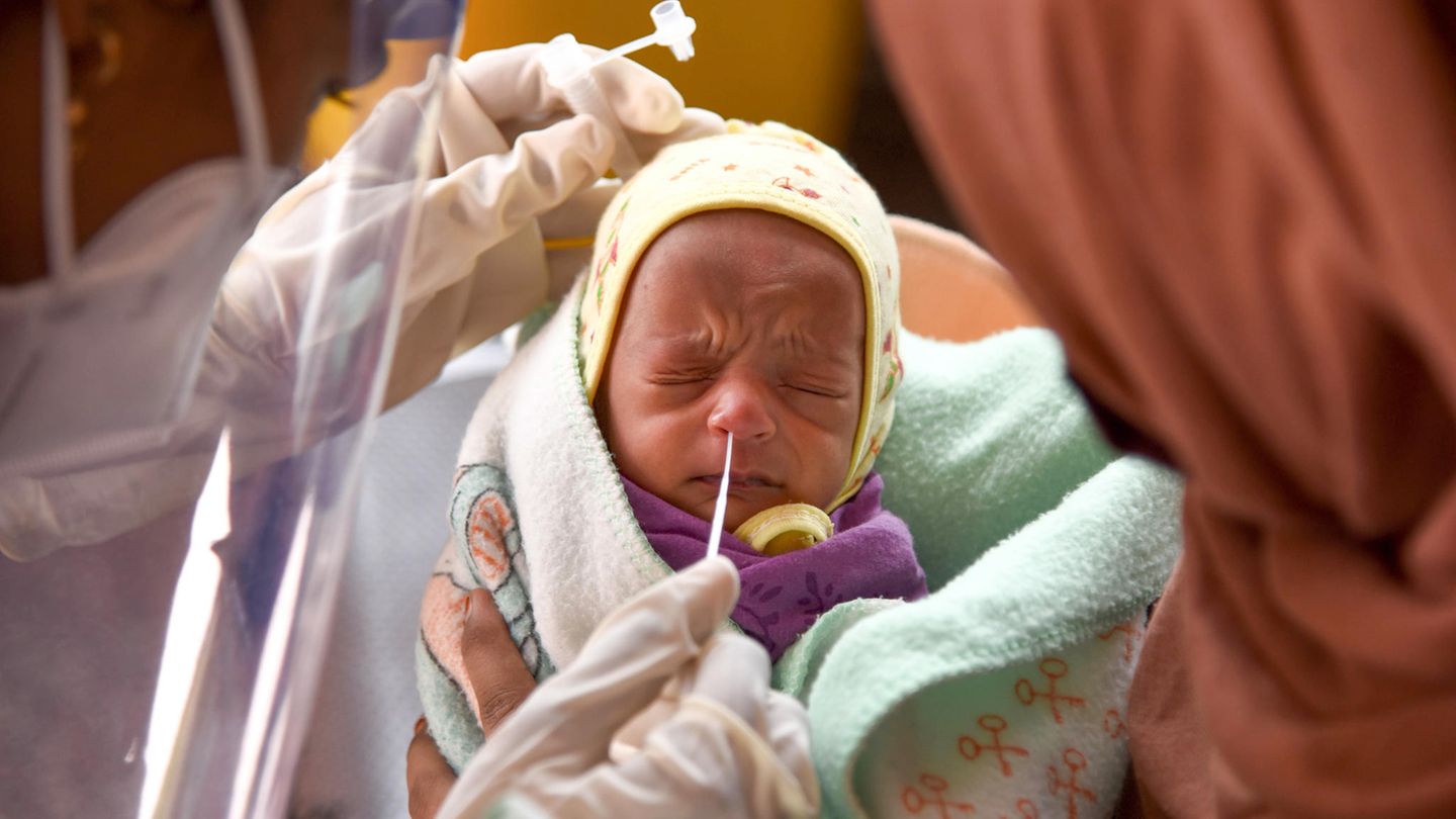 Nasenabstrich bei einem Baby in Mumbai, Indien: Lohnt eine Immunität durch "Primärinfektion"? Nasenabstrich bei einem Baby in Mumbai, Indien: Lohnt eine Immunität durch "Primärinfektion"?