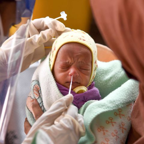 Nasenabstrich bei einem Baby in Mumbai, Indien: Lohnt eine Immunität durch "Primärinfektion"?