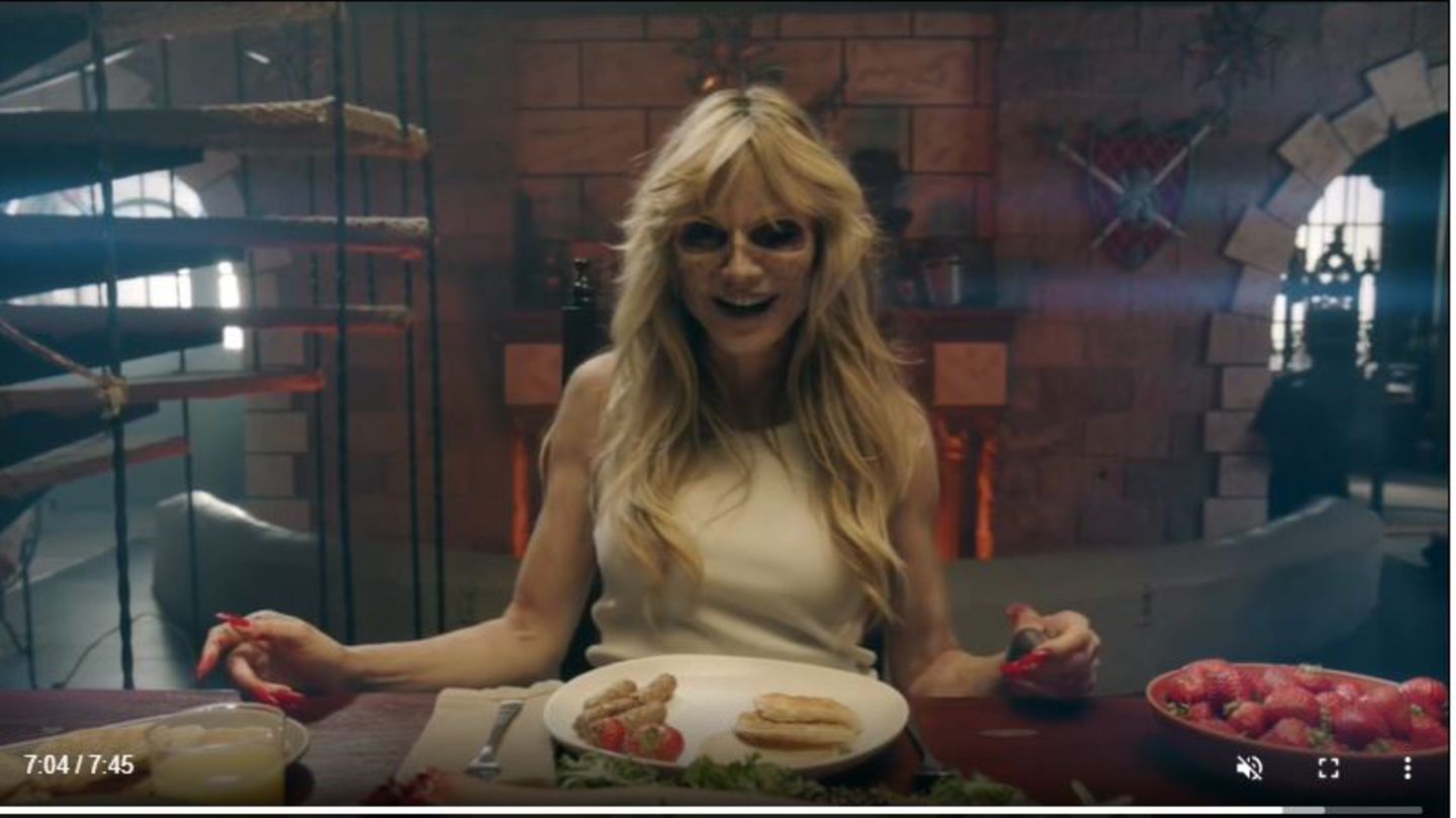 Heidi Klum scares her children on Halloween as a zombie