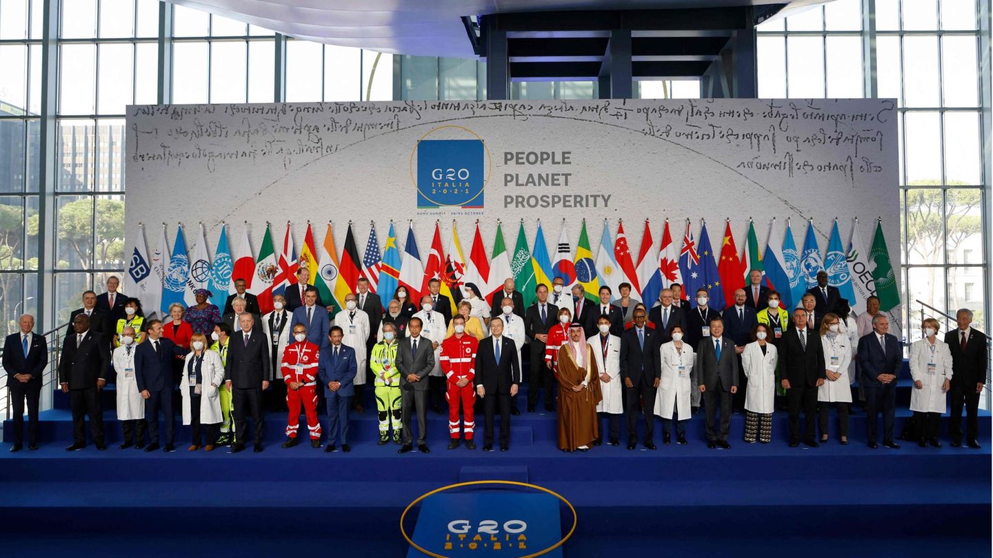 G20 Gruppenfoto mit Merkel, weiteren Regierungschefs und Corona-Helfern