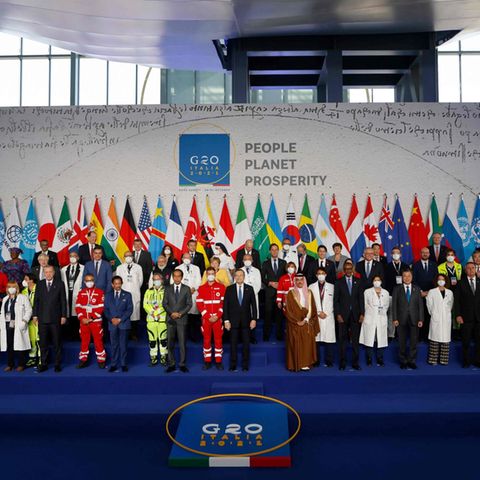 G20 Gruppenfoto mit Merkel, weiteren Regierungschefs und Corona-Helfern