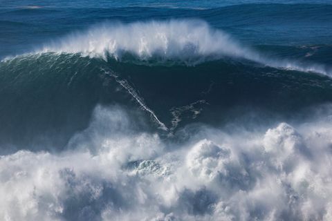 Sebastian Steudtner surft am 29. Oktober 2020 während der "Tow-Surfing-Session" am Praia do Norte bei Nazaré in Portugal auf einer großen Welle – und wurde dafür nun ausgezeichnet