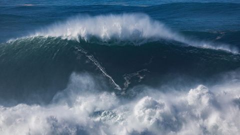 Sebastian Steudtner surft am 29. Oktober 2020 während der "Tow-Surfing-Session" am Praia do Norte bei Nazaré in Portugal auf einer großen Welle – und wurde dafür nun ausgezeichnet