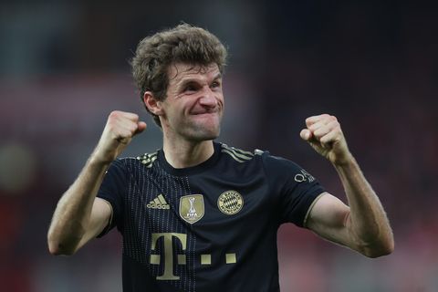 im schwarz-goldenen Bayern-Trikot ballt Thomas Müller beide Fäuste zum Jubel