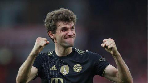 im schwarz-goldenen Bayern-Trikot ballt Thomas Müller beide Fäuste zum Jubel