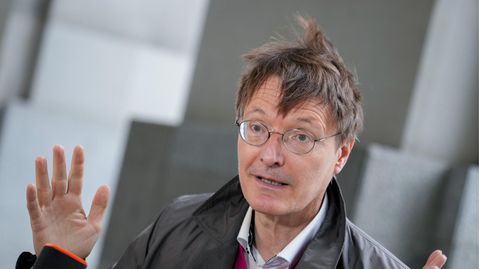 SPD-Gesundheitspolitiker Karl Lauterbach (Archivbild) hält die Wiedereröffnung von Impfzentren für angebracht