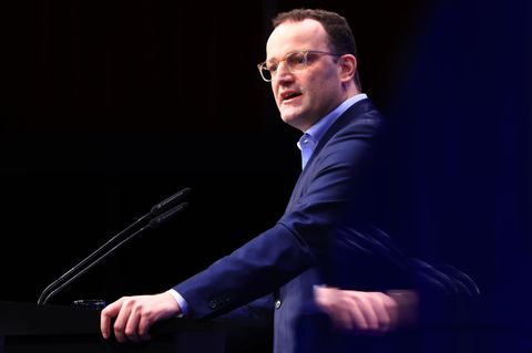 Höhere Inzidenz, mehr Todesfälle - Gesundheitsminister Jens Spahn fordert mehr Tempo bei der "Booster-Impfung"