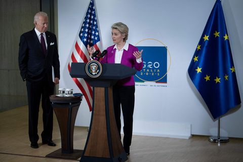 Joe Biden und Ursula von der Leyen bei einer Pressekonferenz während des G20-Gipfels in Rom