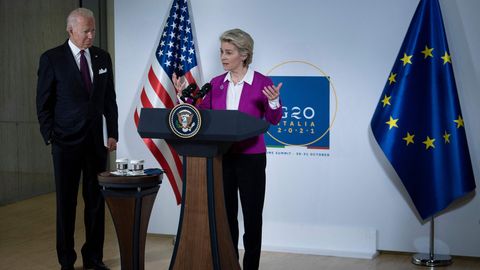 Joe Biden und Ursula von der Leyen bei einer Pressekonferenz während des G20-Gipfels in Rom