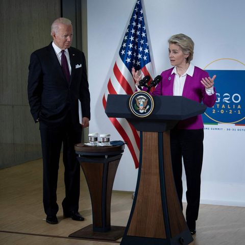 Joe Biden und Ursula von der Leyen bei einer Pressekonferenz während des G20-Gipfels in Rom