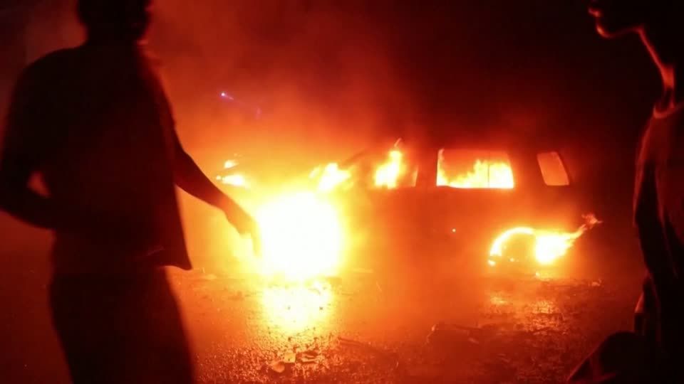 Video: Explosion in Aden tötet mehrere Menschen Video: Explosion in Aden tötet mehrere Menschen