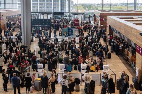 Dicht an dicht stehen Reisende am Flughafen BER