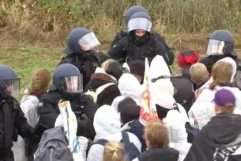 Video: Proteste gegen Braunkohleabbau