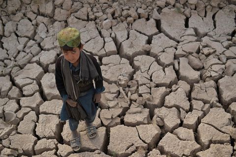 Ein Kind steht auf ausgetrocknetem Land im afghanischen Distrikt Bala Morgab