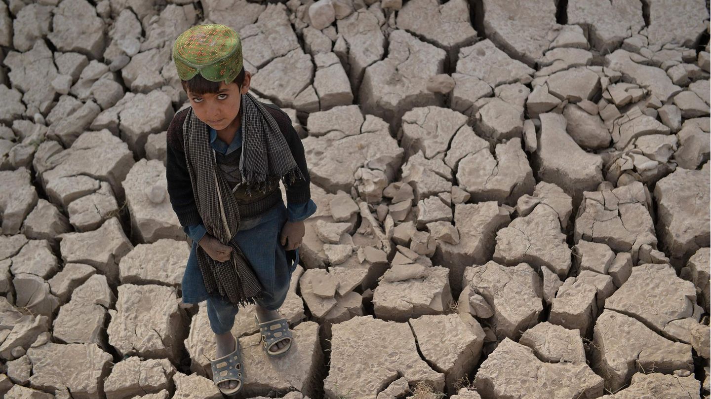 Ein Kind steht auf ausgetrocknetem Land im afghanischen Distrikt Bala Morgab