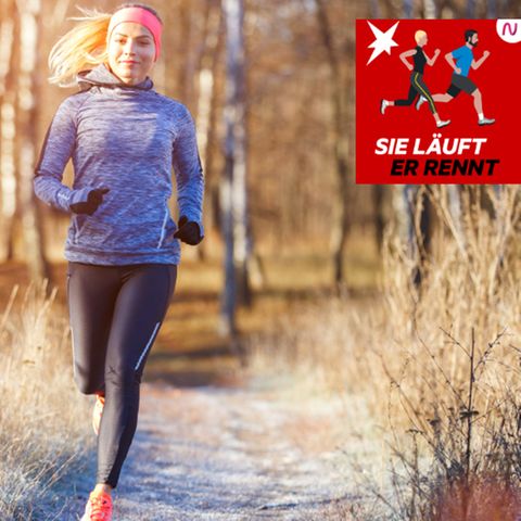 Eine Frau joggt durch den Wald