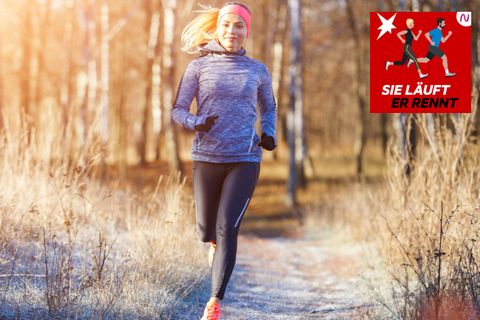 Eine Frau joggt durch den Wald