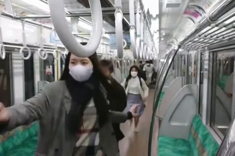 Messerangriff in Tokio: Mann in "Joker"-Kostüm versetzt Fahrgäste in Panik: Aufnahmen einer Horror-Fahrt in der U-Bahn