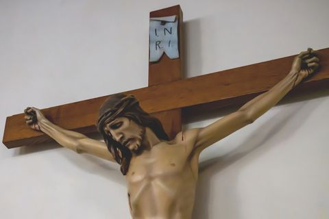 Der Mann riss ein Kreuz aus der Wand, welches stürzte und zerbrach (Symbolfoto)