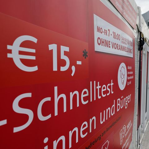 Ein Schild an einem Testzentrum weist auf die Gebühr von 15 Euro für einen Corona-Schnelltest hin