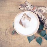 Da Birkenzucker nur ein umgangssprachlicher Begriff ist, darf er auch auf der Verpackung stehen. Selbst dann, wenn der Zucker-Ersatz gar nicht aus Birken hergestellt wurde. Glück für die Industrie: Xylit würde sich deutlich schlechter vermarkten lassen als der Zucker-Ersatz mit dem Namen Birkenzucker.