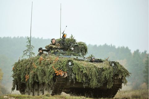 Getarnter Marder bei einer Übung 2012