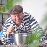 Sebastian Lege presst seine gekochten Maiskolben nun noch durch eine Obstpresse. Das flüssige Resultat ist zwar schon süß, aber nur halb so sehr wie gewünscht. Doch auch hier wissen die Lebensmittelchemiker Rat: Durch eine ganz spezielle Industrie-Hefe wird die weniger süße Xylose in süßes Xylit umgewandelt. 