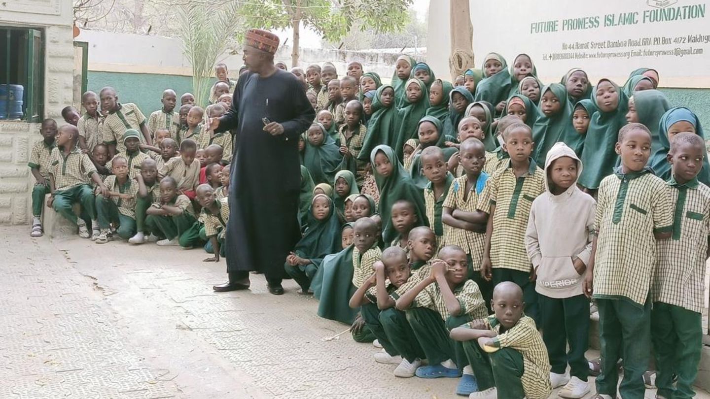 Zannah Mustapha vor seinen Schüler:innen