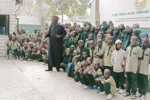 Zannah Mustapha vor seinen Schüler:innen