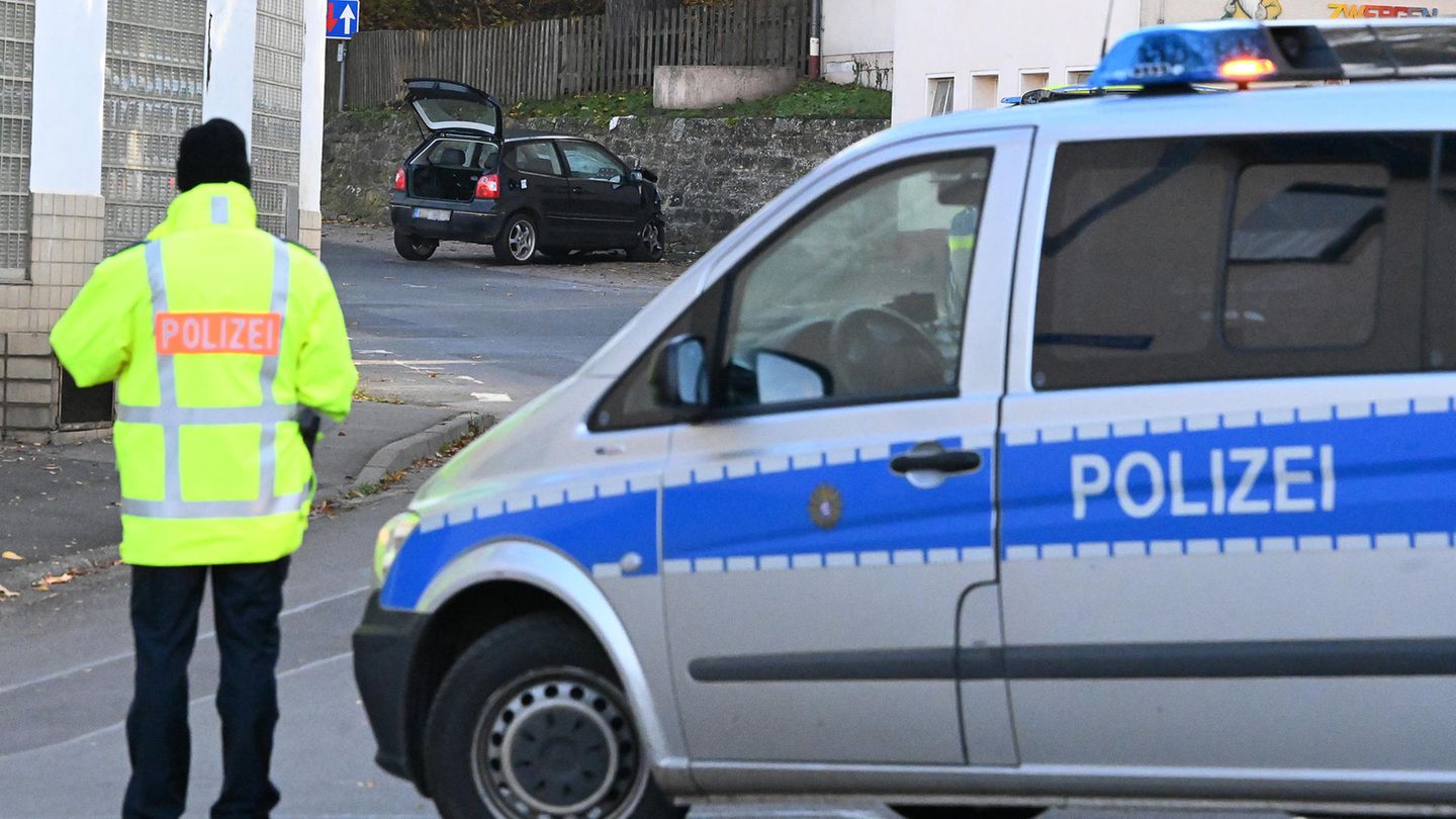 Ein schwarzer VW Polo steht nach einem Unfall vor einer Kindertagesstätte im Ortsteil Gertenbach