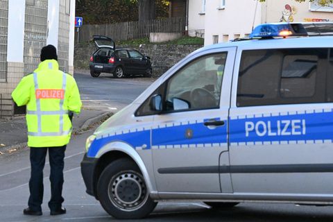 Ein schwarzer VW Polo steht nach einem Unfall vor einer Kindertagesstätte im Ortsteil Gertenbach