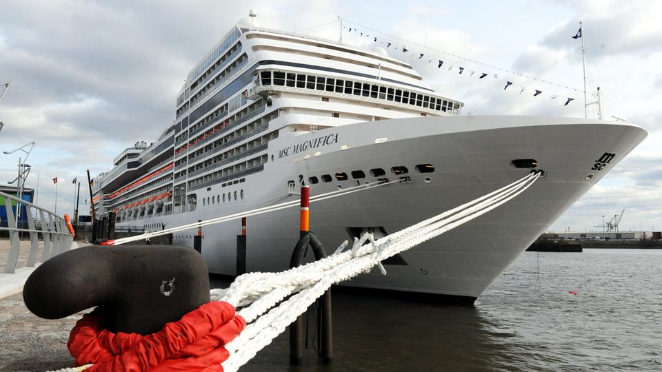  Das Kreuzfahrtschiff "MSC Magnifica" hat im Hafen von Hamburg festgemacht (Archivbild). Von hier startet das Schiff im Winter 2021/22 mehrmals zu einwöchigen Fahrten in der Nordsee.