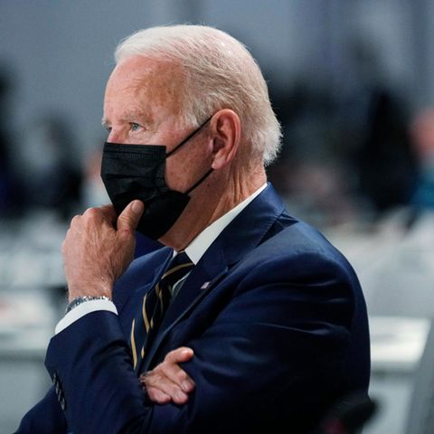 Joe Biden hört einer Rede auf dem Klimagipfel in Glasgow zu